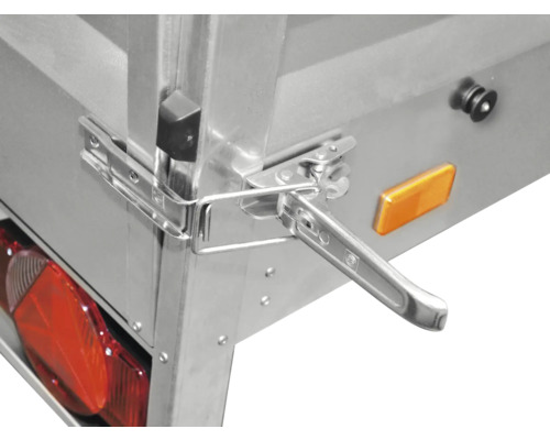 Metall-Kippverschluss an der Bordwand eines Anhängers zur sicheren Verriegelung.