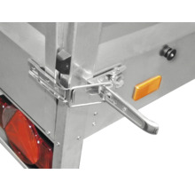 Bordwandverschluss eines Anhängers aus Metall mit integriertem Sicherungsmechanismus.