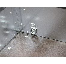 Zurröse aus Metall an einer Anhängerseitenwand zur Ladungssicherung über einem strukturierten Boden.