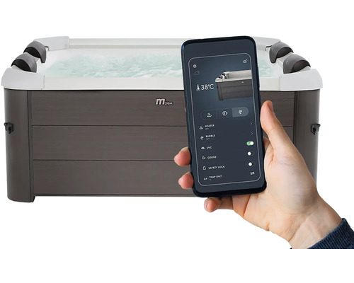 Hand hält Smartphone mit App zur Steuerung eines rechteckigen Whirlpools in grauer Holzoptik, zeigt Einstellungen wie 38 Grad und Massagefunktion.