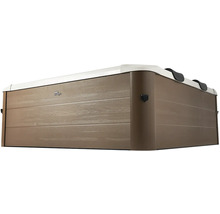Quadratischer Außenwhirlpool mit Verkleidung in Holzoptik, weißem Beckenrand und Nackenstützen. MSpa Logo.