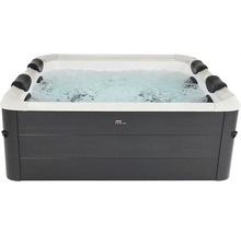 Rechteckiger Whirlpool von MSpa mit sprudelndem Wasser und vier Kopfstützen.
