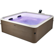 Quadratischer Whirlpool mit brauner Außenverkleidung in Holzoptik, violett beleuchtetem Wasser, Kopfstützen und digitalem Display.