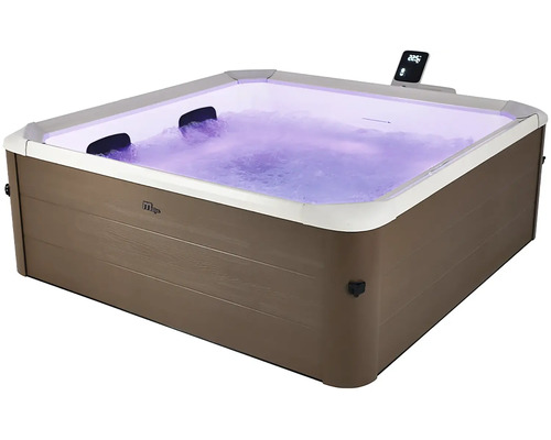 Quadratischer Whirlpool mit brauner Außenverkleidung in Holzoptik, violett beleuchtetem Wasser, Kopfstützen und digitalem Display.