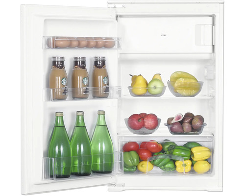 Geöffneter weißer Kühlschrank mit Eiern, Kaffeegetränken, Wasserflaschen sowie Obst und Gemüse in transparenten Fächern und Schalen.