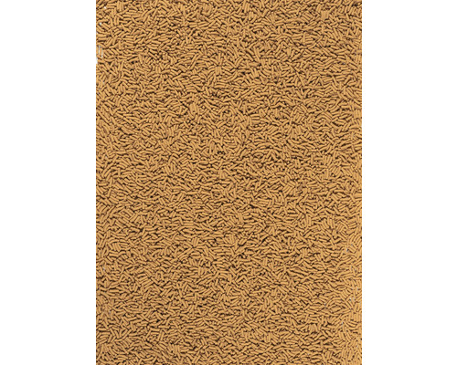 Nahaufnahme von braunem Fischfutter in Form von kleinen, stäbchenförmigen Pellets.