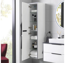 Weißer, wandhängender Bad-Hochschrank mit geöffneter Tür und Glaseinlegeböden in einem hellen, modernen Badezimmer.