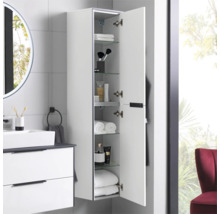 Weißer wandhängender Hochschrank für das Badezimmer mit geöffneter Tür, Glaseinlegeböden und Badutensilien in einer modernen Badumgebung.