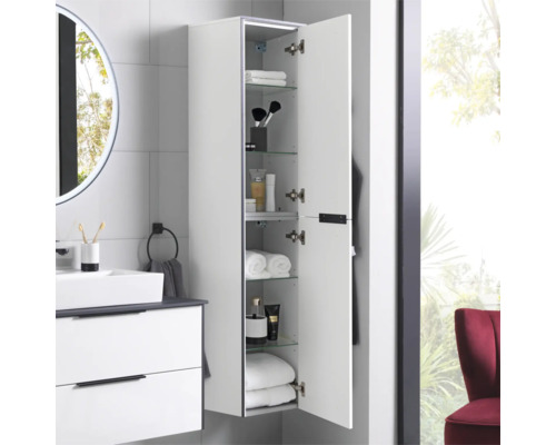 Weißer wandhängender Hochschrank für das Badezimmer mit geöffneter Tür, Glaseinlegeböden und Badutensilien in einer modernen Badumgebung.