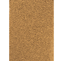 Nahaufnahme von braunem Fischfutter in Form von kleinen, stäbchenförmigen Pellets.