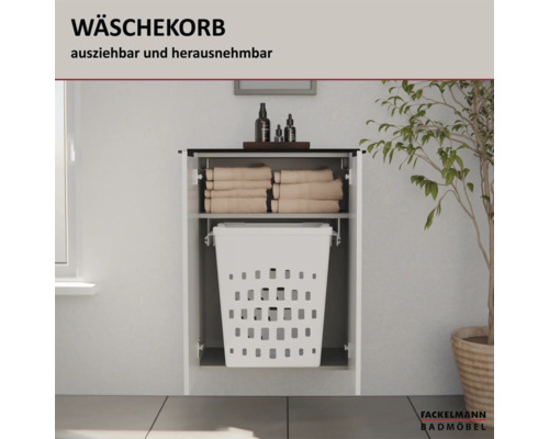 Ausziehbarer und herausnehmbarer Wäschekorb in einem weißen Badunterschrank unter einer Ablage mit Handtüchern.