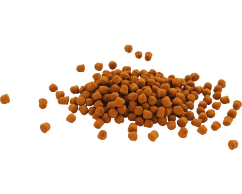 Braune Futterpellets in unregelmäßiger Form.
