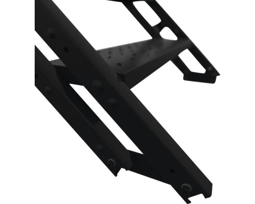 Detailansicht einer schwarzen Metallstufe mit rutschhemmender Oberfläche für eine Leiter oder Treppe.