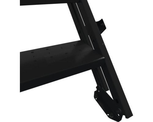 Nahaufnahme einer schwarzen Metallstufe und Seitenreling eines Leiter- oder Treppensystems.
