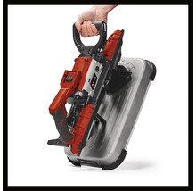 Einhell Akku-Bandsäge mit Handgriff auf einem Arbeitstisch montiert.