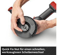 Hände fixieren eine Quick-Fix-Mutter an einem Winkelschleifer für einen schnellen, werkzeuglosen Scheibenwechsel.