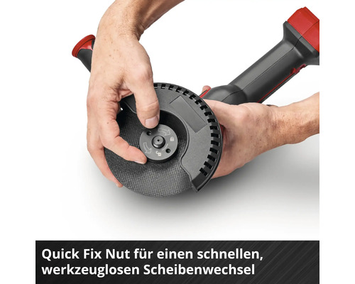 Hände fixieren eine Quick-Fix-Mutter an einem Winkelschleifer für einen schnellen, werkzeuglosen Scheibenwechsel.