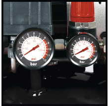Zwei Druckmanometer an einem Kompressor mit Skalen für bar und psi.