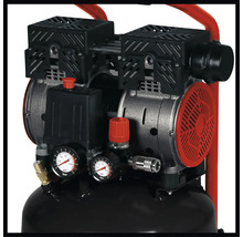 Nahaufnahme eines Kompressormotors mit zwei Manometern, einem Druckregler und einem Doppelzylinderaggregat.