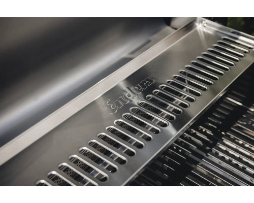 Warmhalterost aus Edelstahl mit Schlitzen und Enders Logo in einem Gasgrill.