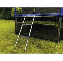 Silberne Trampolinleiter aus Metall mit zwei schwarzen Kunststoffstufen an einem Trampolin im Garten.