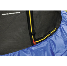 Trampolin-Sicherheitsnetz mit gelbem Reißverschluss und schwarzer Steckschließe über einer blauen Randabdeckung, Marimex Logo.