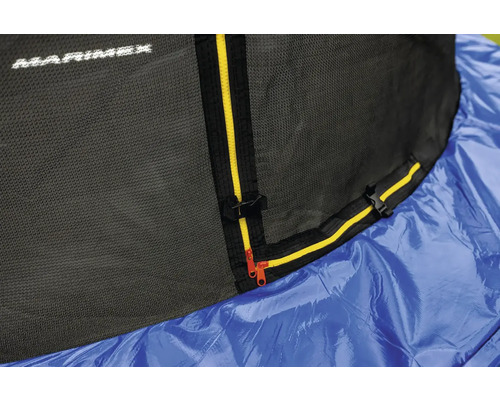Trampolin-Sicherheitsnetz mit gelbem Reißverschluss und schwarzer Steckschließe über einer blauen Randabdeckung, Marimex Logo.