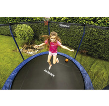 Marimex Gartentrampolin mit Sicherheitsnetz und Basketballkorb, Kind springt auf der Sprungfläche im Garten.