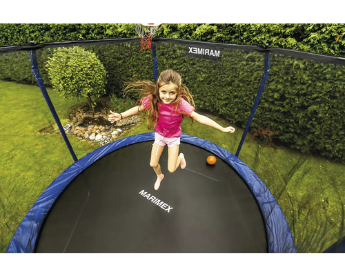 Marimex Gartentrampolin mit Sicherheitsnetz und Basketballkorb, Kind springt auf der Sprungfläche im Garten.