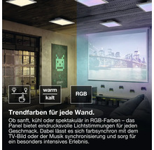 Quadratische LED-Panel-Deckenleuchten in einem modernen Wohnraum mit einstellbarer Farbtemperatur von warm bis kalt und bunten Lichteffekten.