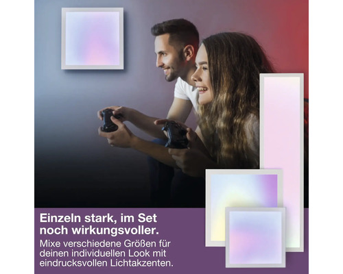 Zwei Personen beim Gaming in einem Raum mit verschiedenen quadratischen und rechteckigen LED-Wandpaneelen in unterschiedlichen Größen.
