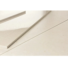 Bodenfliesen in Steinoptik aus Feinsteinzeug mit glänzender Oberfläche, großformatig.