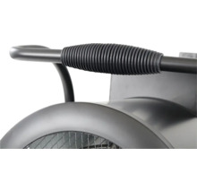 Nahaufnahme eines gerippten Kunststoffgriffs an einem stabilen Metallgestell eines Bautrockners oder Industriegeräts.