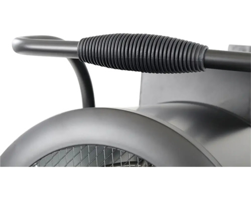 Nahaufnahme eines gerippten Kunststoffgriffs an einem stabilen Metallgestell eines Bautrockners oder Industriegeräts.