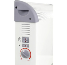 Bedienelemente eines Konvektors mit Thermostat-Drehregler, Gebläseschalter und Leistungsstufen für 750, 1250 und 2000 Watt.