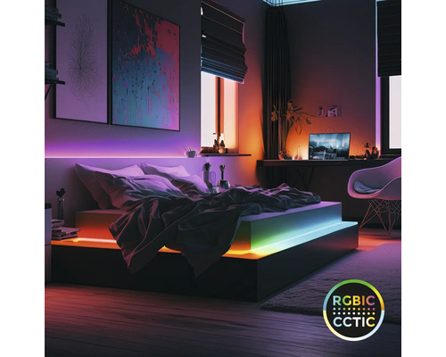 Modernes Schlafzimmer mit farbigen LED-Streifen unter dem Bettgestell und hinter dem Kopfteil. Smarte RGBIC- und CCT-Beleuchtung.