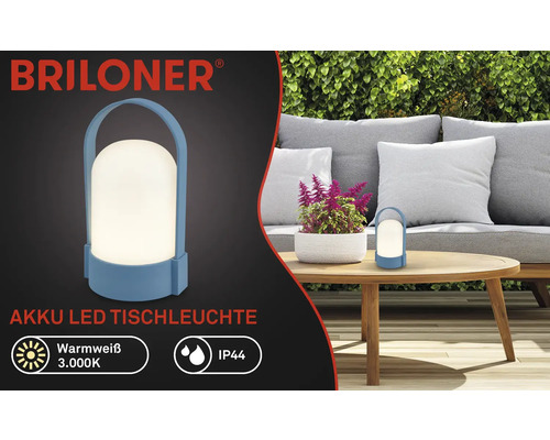 Briloner Logo, Akku-LED-Tischleuchte für außen, warmweißes Licht 3000 Kelvin, IP44 Spritzwasserschutz, tragbare Leuchte mit Henkel auf einem Gartentisch.