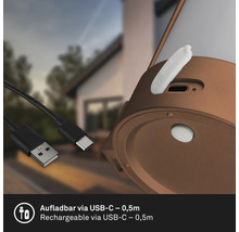 Detailansicht einer Leuchte mit USB-C-Ladeanschluss und einem 0,5 Meter langen Ladekabel.