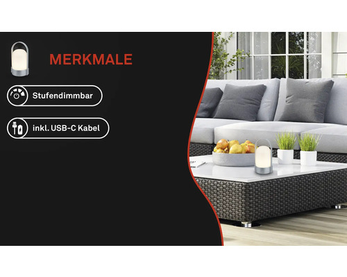 Tragbare Leuchte auf einem weißen Tisch in einem hellen Loungebereich mit Korbmöbeln. Merkmale: Stufendimmbar und inklusive USB-C-Kabel.