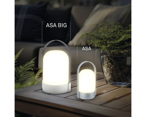 Mobile LED-Tischleuchten ASA BIG und ASA auf einem Holztisch im Außenbereich.