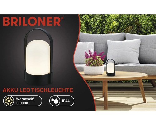 Briloner Logo, schwarze Akku LED Tischleuchte auf einem Holztisch im Garten, warmweißes Licht 3.000 Kelvin, Schutzart IP44.