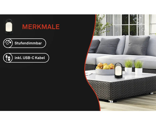 Stufendimmbare LED-Leuchte inklusive USB-C-Kabel auf einem Rattan-Gartentisch mit Obst und Pflanzen vor einer hellen Lounge.