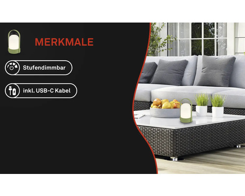 Tragbare Tischleuchte, stufendimmbar, inklusive USB-C Kabel. Moderne Außenlounge mit Sofa, dunklem Flecht-Couchtisch, Obstschale und Pflanzen.