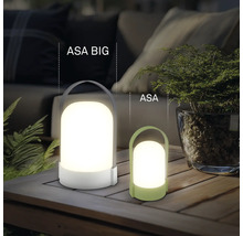 Zwei moderne tragbare LED-Akku-Tischleuchten ASA BIG und ASA aus Kunststoff auf einem Holztisch im hellen, organisierten Außenbereich.