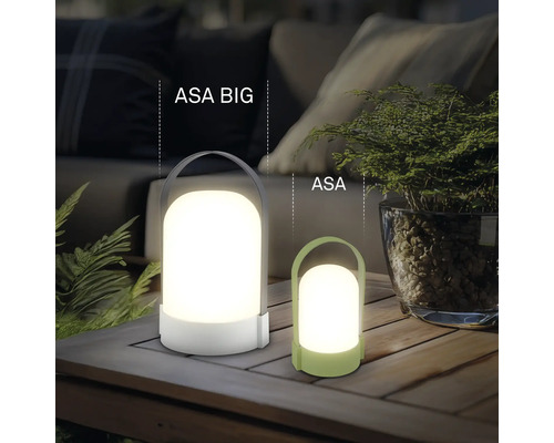 Zwei moderne tragbare LED-Akku-Tischleuchten ASA BIG und ASA aus Kunststoff auf einem Holztisch im hellen, organisierten Außenbereich.