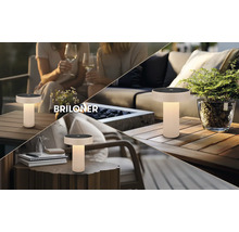Briloner LED Außen-Tischleuchte auf Holztischen in verschiedenen Garten- und Terrassenszenen, modernes Design, kabellos.