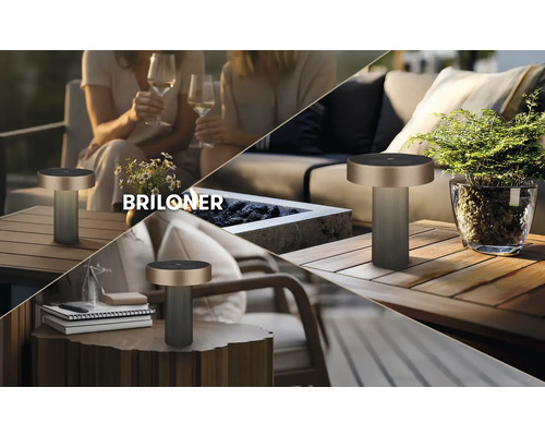 Moderne Briloner Tischleuchte mit metallischem Oberteil und geriffeltem Sockel auf Terrasse und Balkon, Briloner Logo.