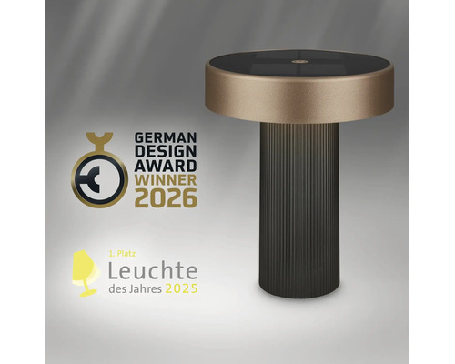 Moderne Tischleuchte mit geriffeltem Sockel, Auszeichnung German Design Award Winner 2026 und erster Platz Leuchte des Jahres 2025.