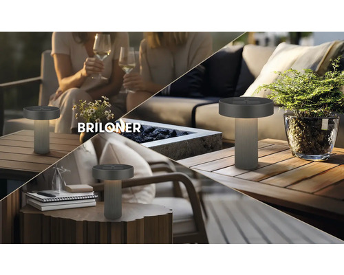 Briloner Solar-Tischleuchte in Anthrazit auf Holztischen in verschiedenen Outdoor-Szenen mit Loungemöbeln, Pflanzen und Feuerstelle. Briloner Logo.