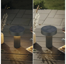 Solar-Tischleuchte für außen auf einem Gartentisch, Darstellung im beleuchteten und unbeleuchteten Zustand.